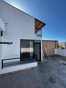 una gran ventana de cristal en el lateral de un edificio en Hotel SOGU TOWER, en Ayacucho