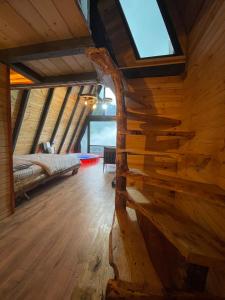 a log cabin with a bed and a window at MEKTA BUNGALOV in Çamlıhemşin