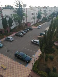阿加迪爾的住宿－Spacieux appartement familial，停车场有一堆汽车停放