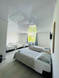 Säng eller sängar i ett rum på BLUE ISLAND HOTEL