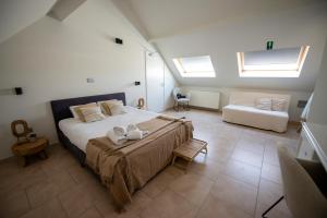 ein Schlafzimmer mit einem Bett mit zwei Handtüchern darauf in der Unterkunft Boutique Hotel Het Zoete Zijn in Borgloon