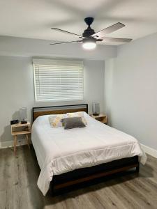 sypialnia z łóżkiem i wentylatorem sufitowym w obiekcie Desert Palms Hangout w mieście Scottsdale