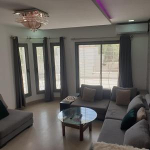 een woonkamer met een bank en een tafel bij Villa Château D'eau Djerba in Awlād ‘Umar