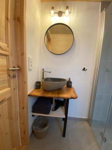 baño con lavabo y espejo en la pared en Hengifosslodge Tiny Houses en Egilsstadir