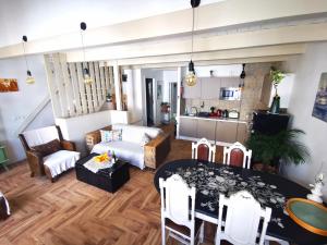 een woonkamer met een tafel en een keuken bij Charming Portuguese style apartment, for rent "Vida à Portuguesa", "Gaivota" Alojamento Local in Portimão