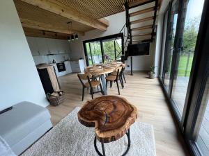 cocina y comedor con mesa y sillas en Szopówka Pod Grodziskiem, en Dukla