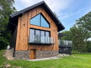 een huis met een groot raam aan de zijkant bij Szopówka Pod Grodziskiem in Dukla