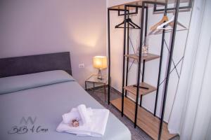 - une chambre avec un lit et une étagère avec des serviettes dans l'établissement B&B al CORSO, à Salerne