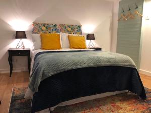 Un dormitorio con una cama grande con almohadas amarillas. en Sunrise Studio, en Colchester