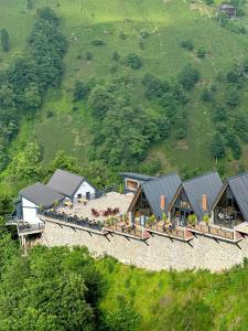an overhead view of a resort with tables and buildings at Varya Tatil Köyü in Çamlıhemşin
