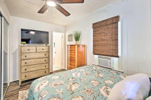 een slaapkamer met een bed, een dressoir en een raam bij Siesta Key Couples Escape - Walk to Beaches! in Sarasota