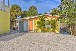een huis met een oranje deur en een hek bij Siesta Key Couples Escape - Walk to Beaches! in Sarasota