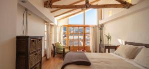 1 dormitorio con cama, escritorio y ventana en SAMANA B&B, en Cusco