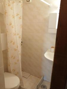 uma casa de banho com um WC e um lavatório em ΑΝΑΒΑΤΟΣ ΕΞΟΧΙΚΗ ΚΑΤΟΙΚΙΑ ΙΙ em Quios