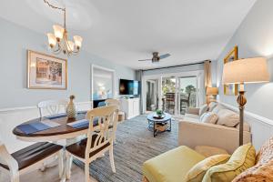 ein Wohnzimmer mit einem Tisch und einem Sofa in der Unterkunft 2935 Atrium Villa in Seabrook Island
