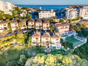 una vista aérea de una gran finca con casas en Villa close to the beach. en Mijas