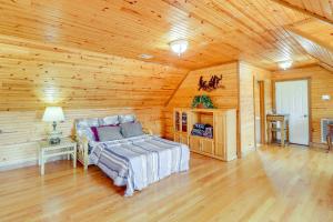 ein Schlafzimmer mit einem Bett in einer Holzhütte in der Unterkunft Spacious Shirley Studio - Hike, Swim and Fish! in Fairfield Bay