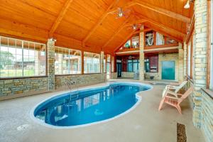 einen Pool in einem Haus mit Holzdecke in der Unterkunft Spacious Shirley Studio - Hike, Swim and Fish! in Fairfield Bay