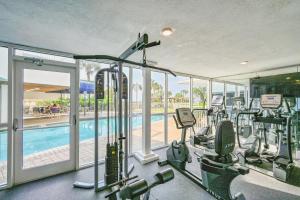 een fitnessruimte met diverse loopbanden en een zwembad bij The Resorts Of Pelican Beach 1613 Destin (Condo) in Destin