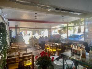 un restaurante con gente sentada en mesas y sillas en Apartamento Floripa 16 - Próximo Ao Centro, UFSC, Aeroporto e Praias en Florianópolis