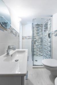 プローチダにあるKisses House - MARINA GRANDE PORTのバスルーム(洗面台、トイレ、シャワー付)