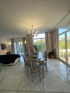 a dining room with a table and chairs at Paradiso Kallithea villa in Koskinou