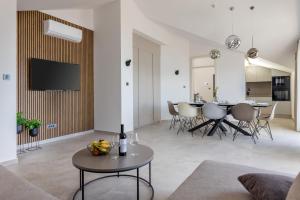 een woonkamer met een tafel en een eetkamer bij Apartments Ocrux in Trogir