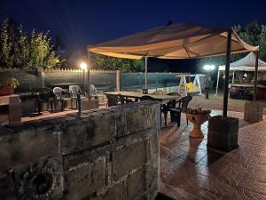 A restaurant or other place to eat at Case vacanza e camere in Villa Isabella con parcheggio custodito e wifi
