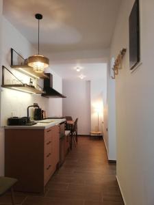 Кухня или мини-кухня в Simά Apartments
