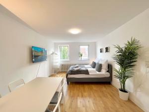 Habitación con cama y mesa. en Jungle Retreat Apartments im Zentrum, en Bremen