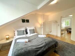 a bedroom with a large bed in a room at Jungle Retreat Apartments im Zentrum in Bremen +39 photos