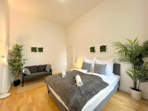 a bedroom with a large bed and a couch at Jungle Retreat Apartments im Zentrum in Bremen