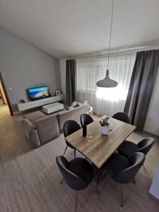 Posedenie v ubytovaní Apartments Rhopal