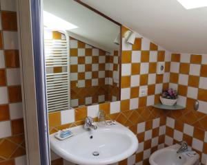 Bathroom sa Affittacamere Prato Rosso