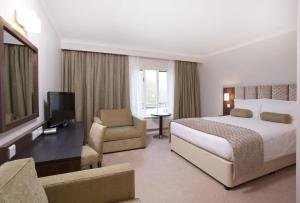 une chambre d'hôtel avec un lit et une télévision dans l'établissement Sudbury House, à Faringdon