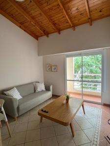 a living room with a couch and a coffee table at Confortable departamento en calle San Juan opcional cochera in Bahía Blanca