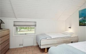 1 dormitorio con 2 camas y ventana en Lovely Home In Sklskr With Kitchen, en Skælskør