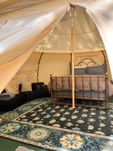 1 dormitorio con 1 cama en una tienda de campaña en Smith Lake Farm, en Merville