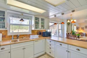 uma cozinha com armários brancos e um lavatório em Buena Vista Creekside Home with Private Hot Tub! em Buena Vista