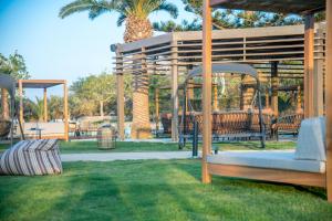 Vonkajšia záhrada v ubytovaní KING MINOS RETREAT Resort & Spa