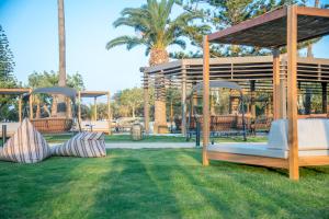 Vonkajšia záhrada v ubytovaní KING MINOS RETREAT Resort & Spa