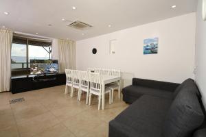 ein Wohnzimmer mit einem Sofa und einem Tisch in der Unterkunft Levication 2 bedrooms Pool&jacuzzi in Tiberias