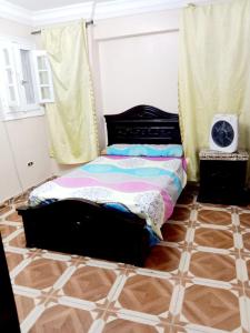een slaapkamer met een bed in de hoek van een kamer bij MOTeL 