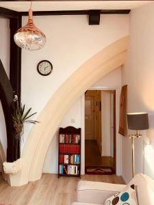 an archway in a living room with a book shelf at Leicester city centre flat in Leicester
