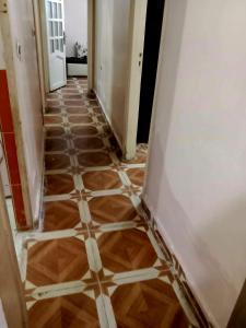 um corredor com piso em azulejo num quarto em شقة مفروشة 5 سراير في كامب شيزار 