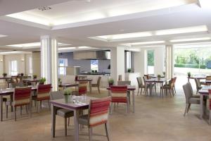 restauracja ze stołami i krzesłami oraz kuchnia w obiekcie Sudbury House w mieście Faringdon