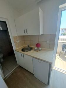 Kuchyňa alebo kuchynka v ubytovaní Apartman Hana