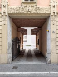 una entrada a un edificio con una puerta en Suite Cavour by iCasamia en Varese
