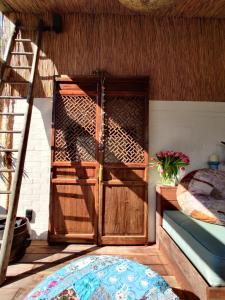 een houten deur in een kamer met een tapijt bij De Tuinkamer in Lanaken