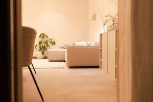 sala de estar con cama y silla en Appartement met tuin in Haarlem centrum(Vijfhoek), en Haarlem